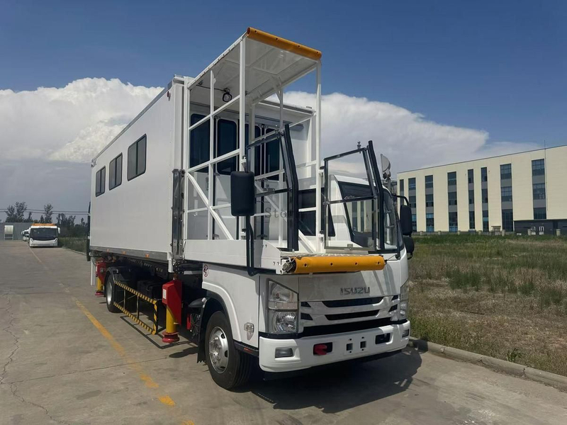 ISUZU Aircraft Half-Cabin Ambulift