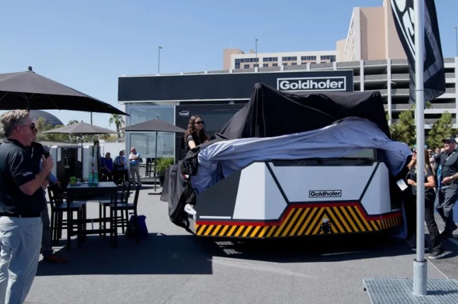 Goldhofer made a major announcement at the GSE exhibition, unveiling the brand-new Atlas 2 platform.