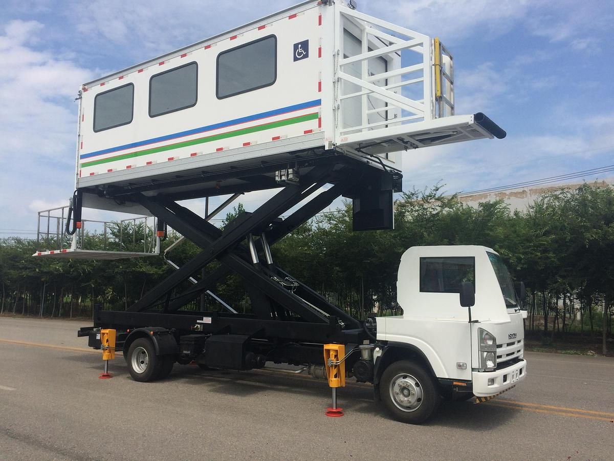 ISUZU Aircraft Half-Cabin Ambulift