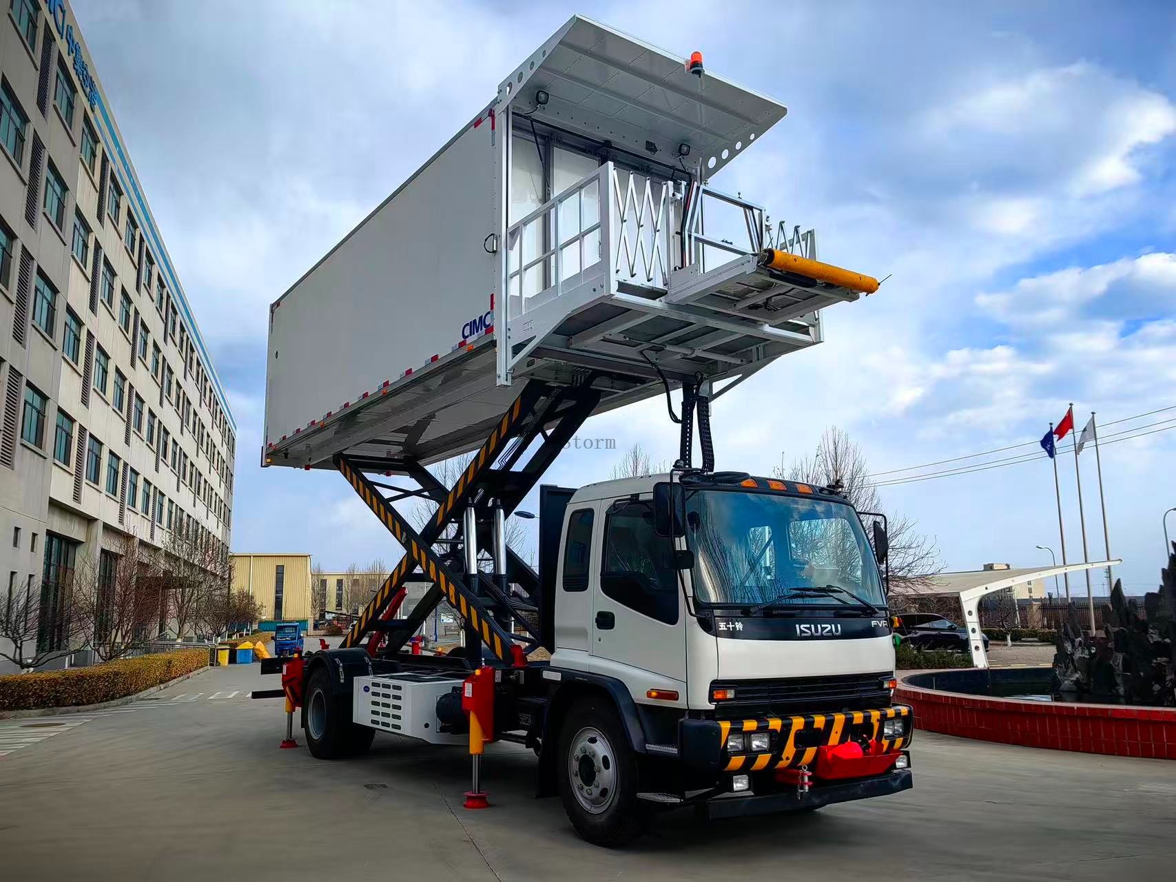 ISUZU Air Catering Hi-Lift Truck