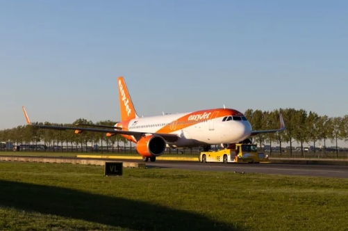Menzies strongly supports the landing taxi bot at Schiphol Airport